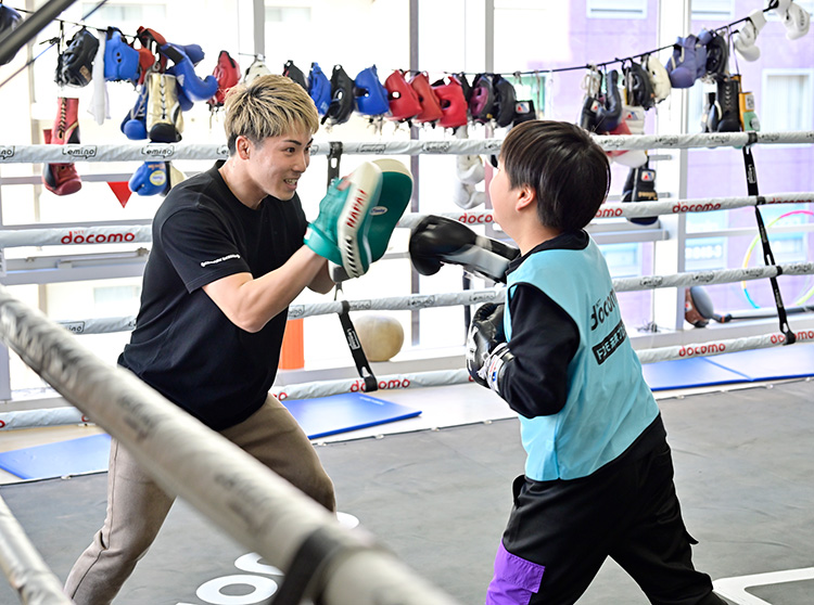 井上尚弥選手&大橋ボクシングジム | 2023 ドコモ未来フィールド | 井上選手にパンチを受けてもらう子どもたち