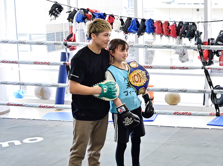 井上尚弥選手&大橋ボクシングジム | 2023 ドコモ未来フィールド | 井上選手にパンチを受けてもらう子どもたち