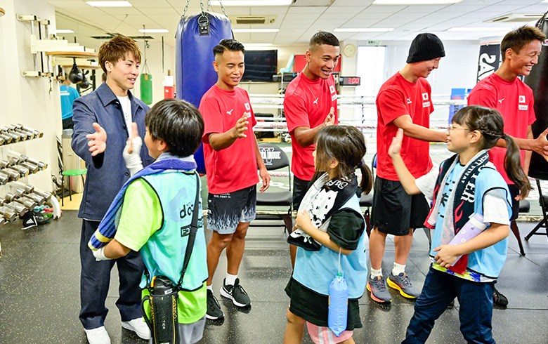 井上尚弥選手&大橋ボクシングジム | 2024 ドコモ未来フィールド | 参加者と選手たちのハイタッチ