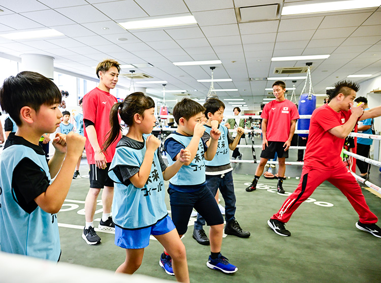 井上尚弥選手&大橋ボクシングジム | 2024 ドコモ未来フィールド | ボクシングの指導を受ける子どもたち