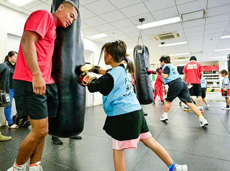 井上尚弥選手&大橋ボクシングジム | 2024 ドコモ未来フィールド | ボクシングの指導を受ける子どもたち
