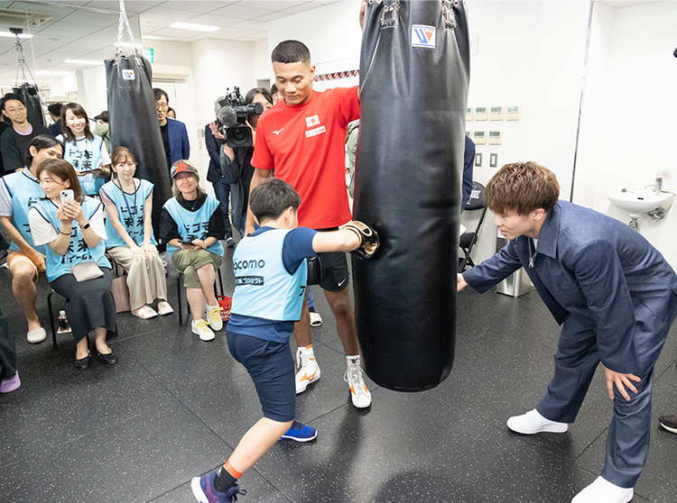 井上尚弥選手&大橋ボクシングジム | 2024 ドコモ未来フィールド | サンドバッグ打ちの様子