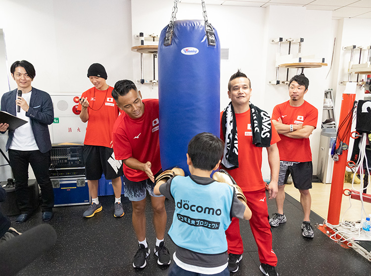 井上尚弥選手&大橋ボクシングジム | 2024 ドコモ未来フィールド | サンドバッグ打ちの様子