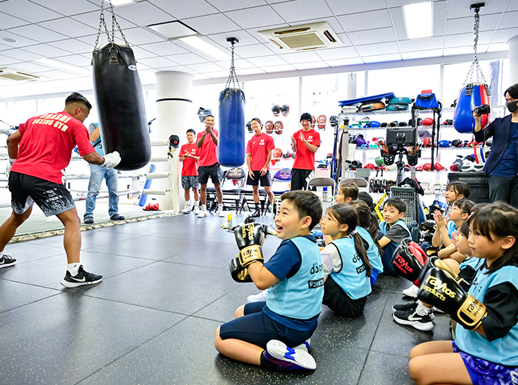 井上尚弥選手&大橋ボクシングジム | 2024 ドコモ未来フィールド | サンドバッグ打ちの様子