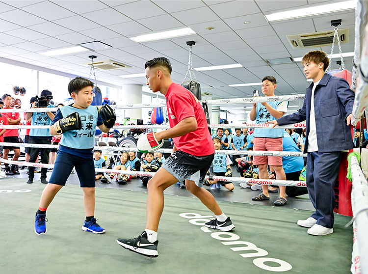 井上尚弥選手&大橋ボクシングジム | 2024 ドコモ未来フィールド | ミット打ちと記念撮影の様子