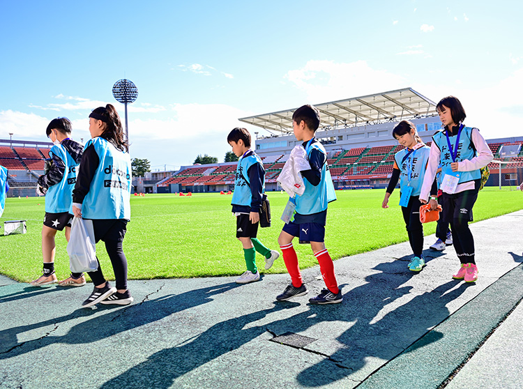 浦安D-Rocks | 2024 ドコモ未来フィールド | サッカー教室に参加している子供たちの様子
