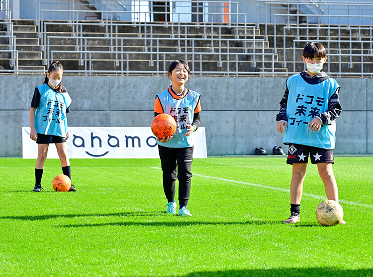 浦安D-Rocks | 2024 ドコモ未来フィールド | サッカー教室に参加している子供たちの様子