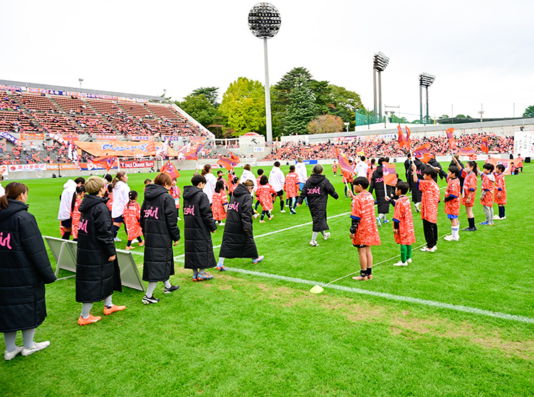 浦安D-Rocks | 2024 ドコモ未来フィールド | キックオフ前のキックインセレモニーやピッチ挨拶、マスコットのエスコート、フラッグベアラー、キッズサポートを体験する子供たちの様子