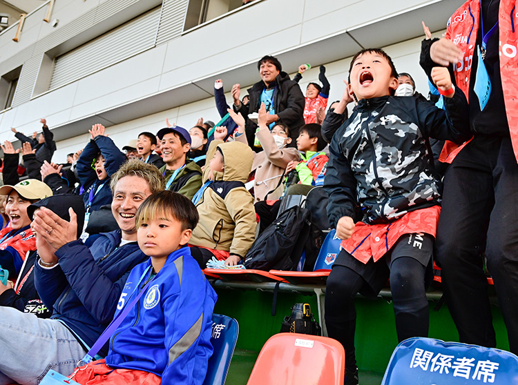 浦安D-Rocks | 2024 ドコモ未来フィールド | 試合を真剣に観戦する参加者の方々