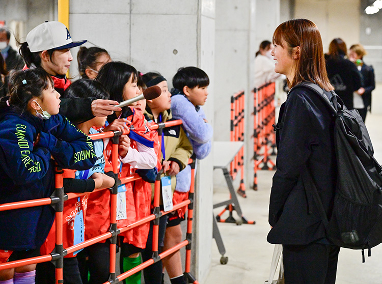 浦安D-Rocks | 2024 ドコモ未来フィールド | 試合後の選手にインタビューをする子供たちの様子