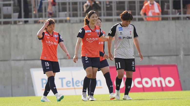大宮アルディージャVENTUS | 鮫島 彩選手が現役引退 | 試合中の鮫島選手と髙瀬選手