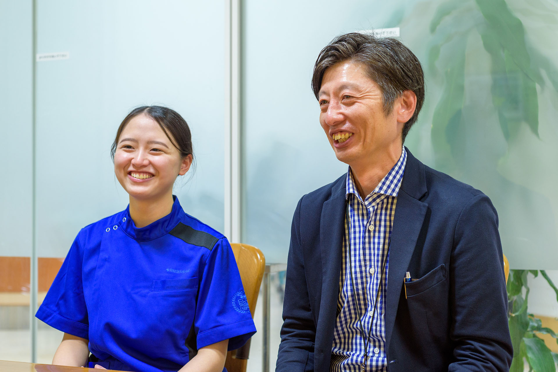 令和健康科学大 リハビリテーション学部 近藤昭彦講師（右）、同大 作業療法学科４年 中川晴香さん（左）